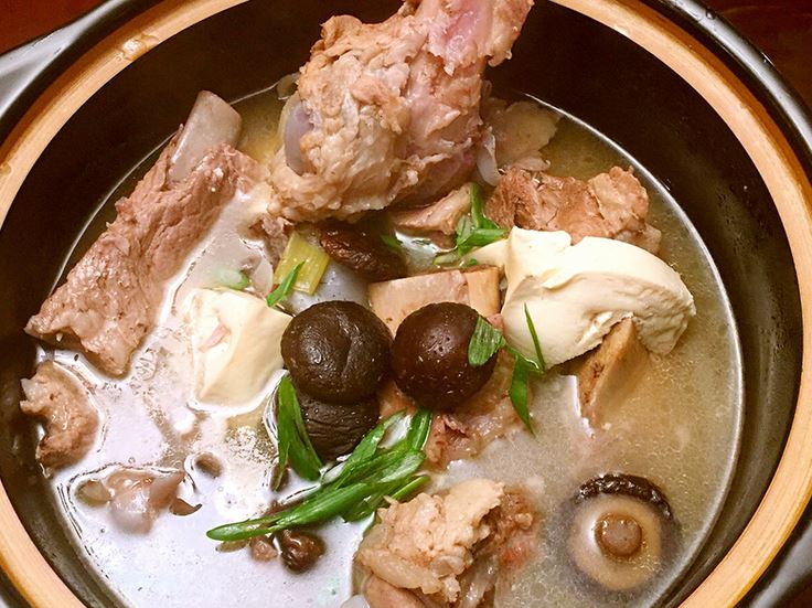  p>香菇大棒骨汤是一道菜品,主要原料有大棒骨四段,香菇半斤等. /p>