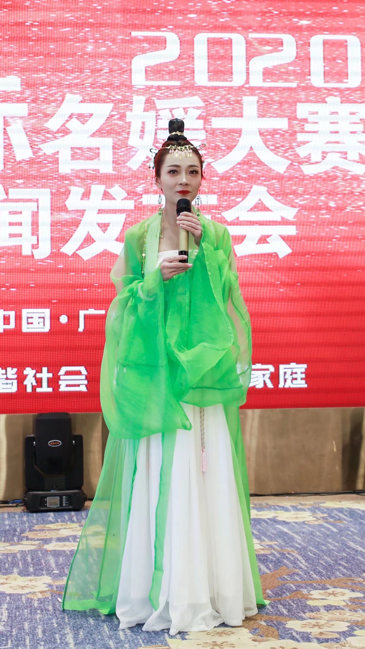  p data-id="gnb2hkeznh">刘九儿,出生于山东菏泽.新生代演员,主持人.