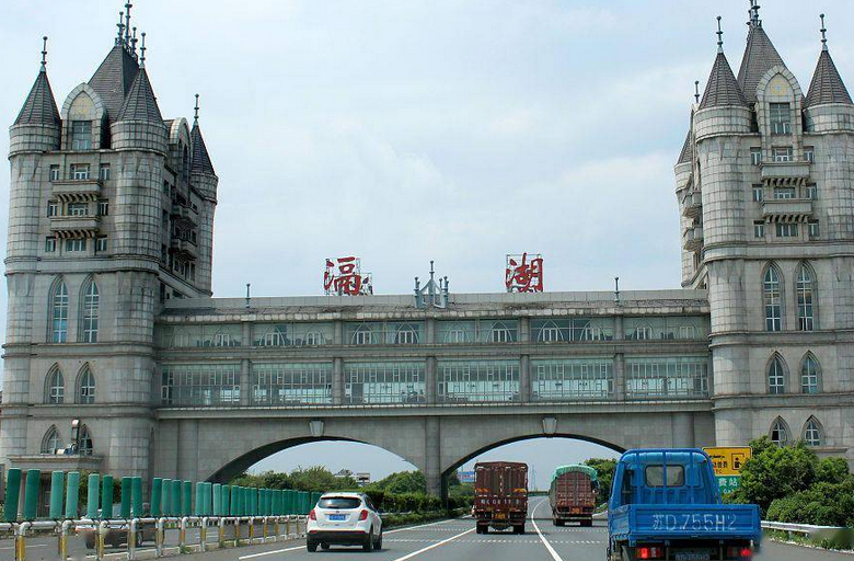  p>滆湖服务区位于江苏宁常高速上,周边是常州西太湖,风景优美.