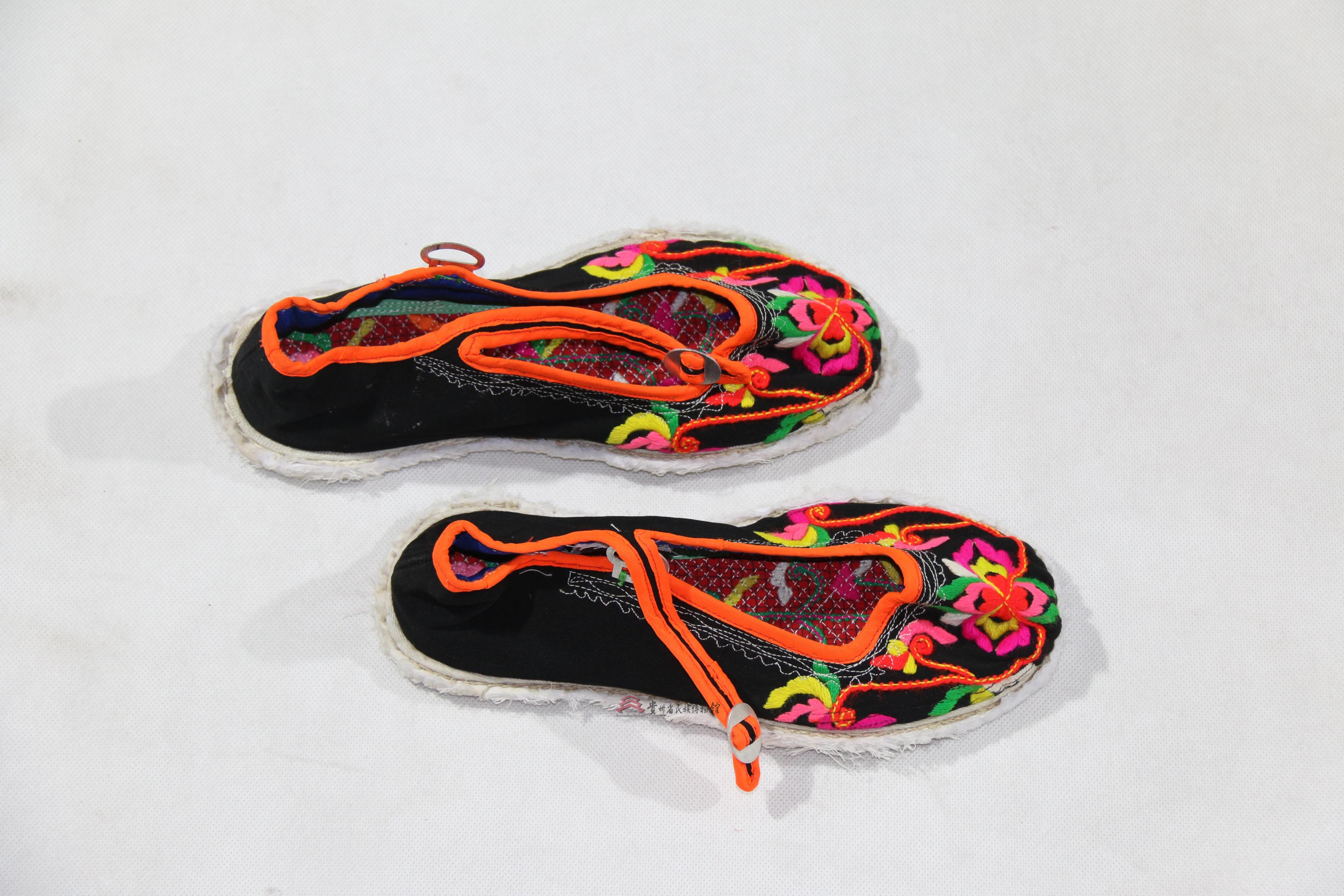 当代兴仁彝族青布绣花鞋