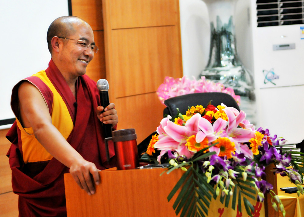 1985年舍俗出家,前往喇荣五明佛学院,依止 /span> span class="ref"