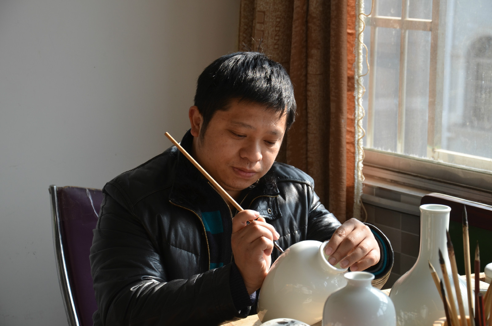  p data-id="gnb66i4yxc">朱泓,出生于江西景德镇.