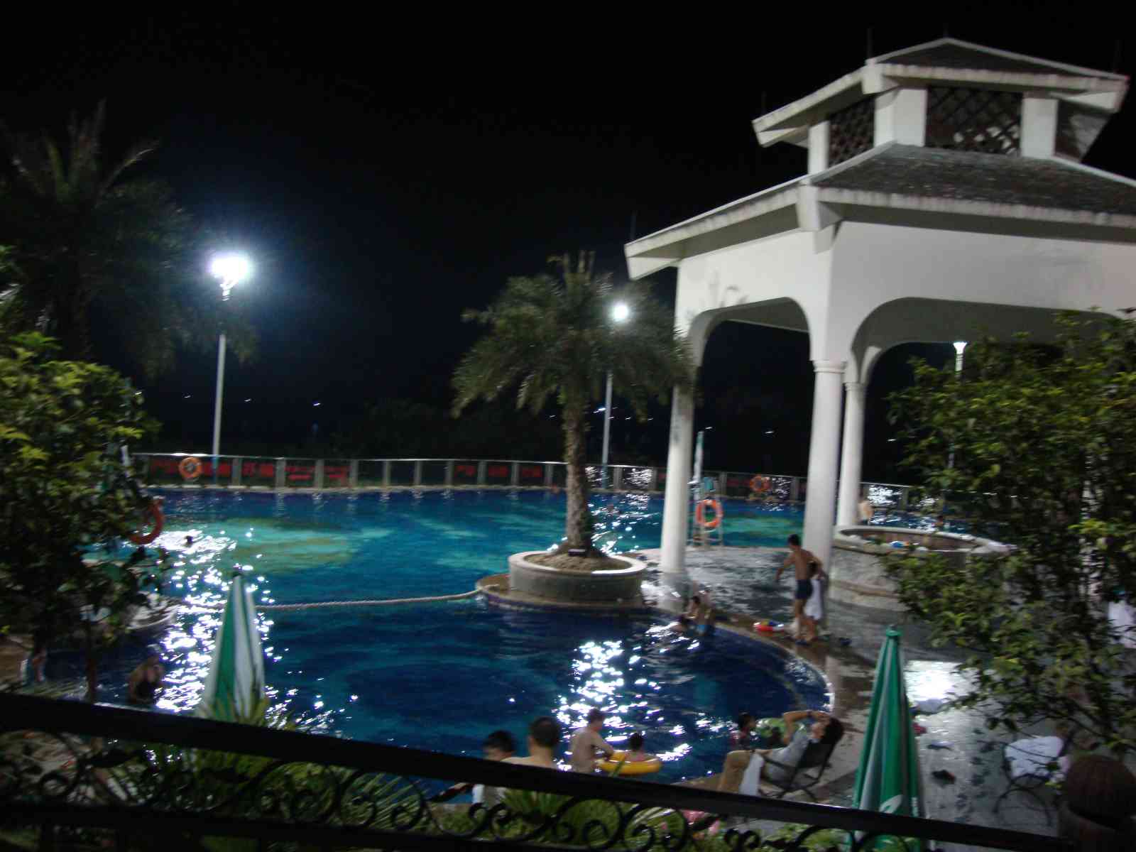 酒店拥有宽敞舒适,高贵典雅的客房,酒店配套有桑拿,健身,夜总会,露天