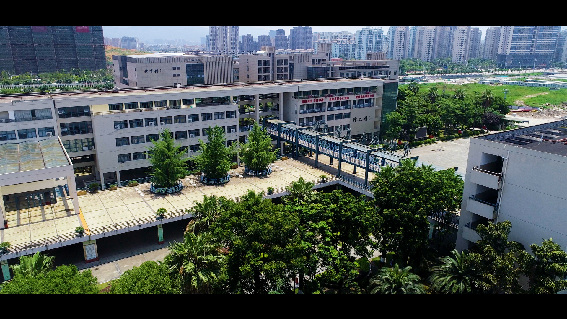  p>温州市第二十二中学是温州市直属寄宿制公办普通高级中学,创办于