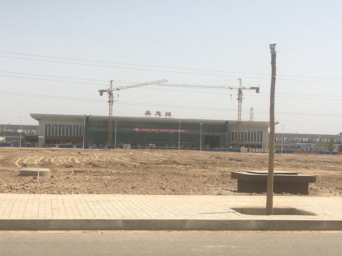  p>吴忠站是 a target="_blank" href="/item/银西高速铁路/2812912"