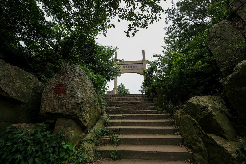  p>头陀岭位于江苏省 a target="_blank" href="/item/南京市/2207627