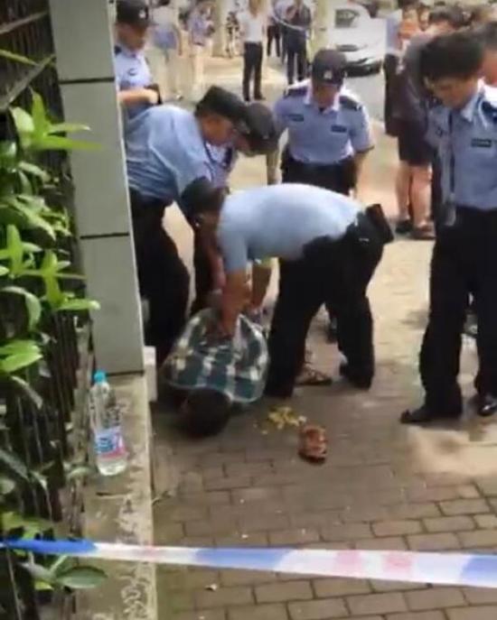 世界外国语小学 /a>浦北路校区门口一男子持刀砍伤3名小学生与一名成