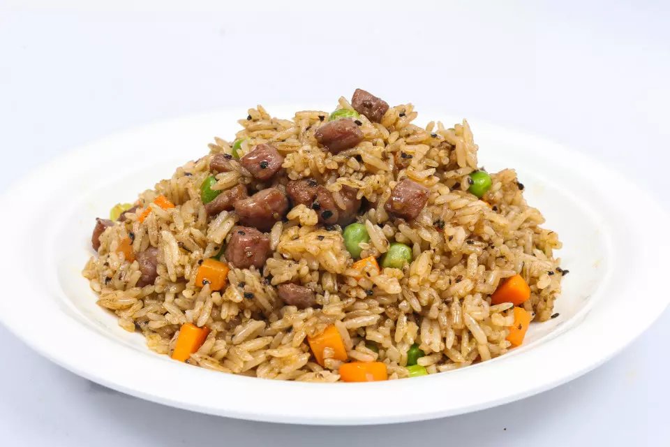  p data-id="gnb5tkffn6">黑椒牛柳炒饭是一道菜品,主料为牛肉,洋葱