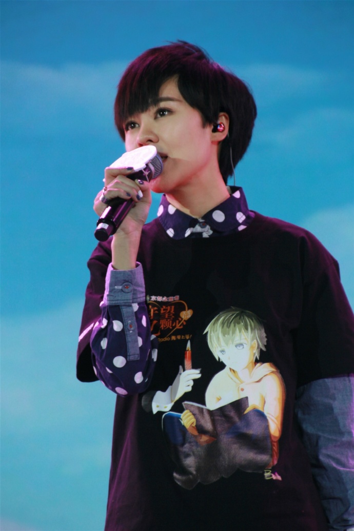 原名郁英霞,1983年10月23日出生于四川省成都市,中国内地流行乐女歌手