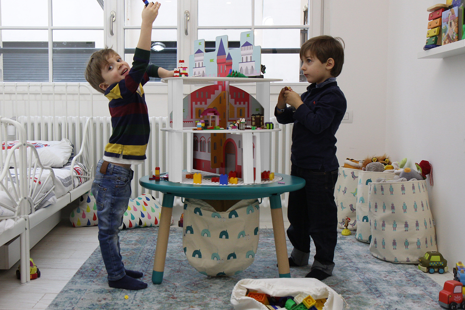 自带4张游戏面板,每张面板两面都能供孩子玩耍,可以玩拼图,堆积木