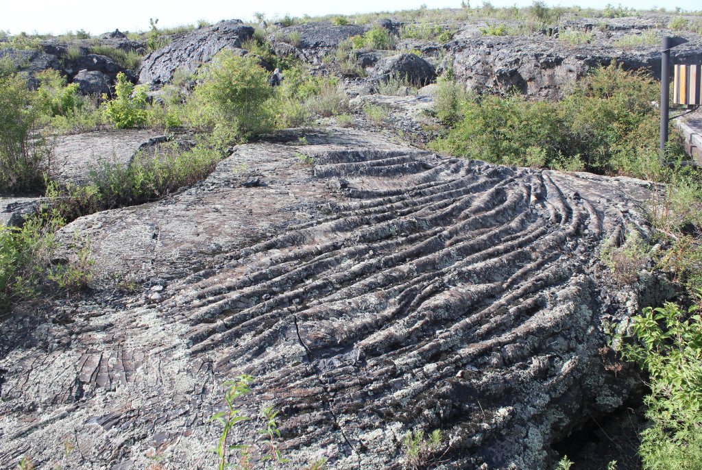  p>熔岩台地或称熔岩高原,是火山熔岩构成的台地.