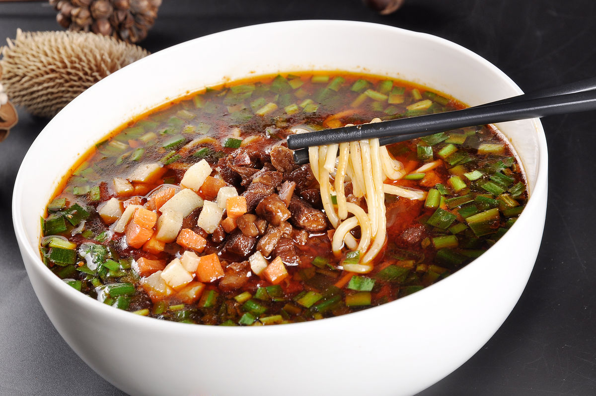  p data-id="gnfb2hps8d">油泼肉臊子面是一道美食,主要食材有猪颈背