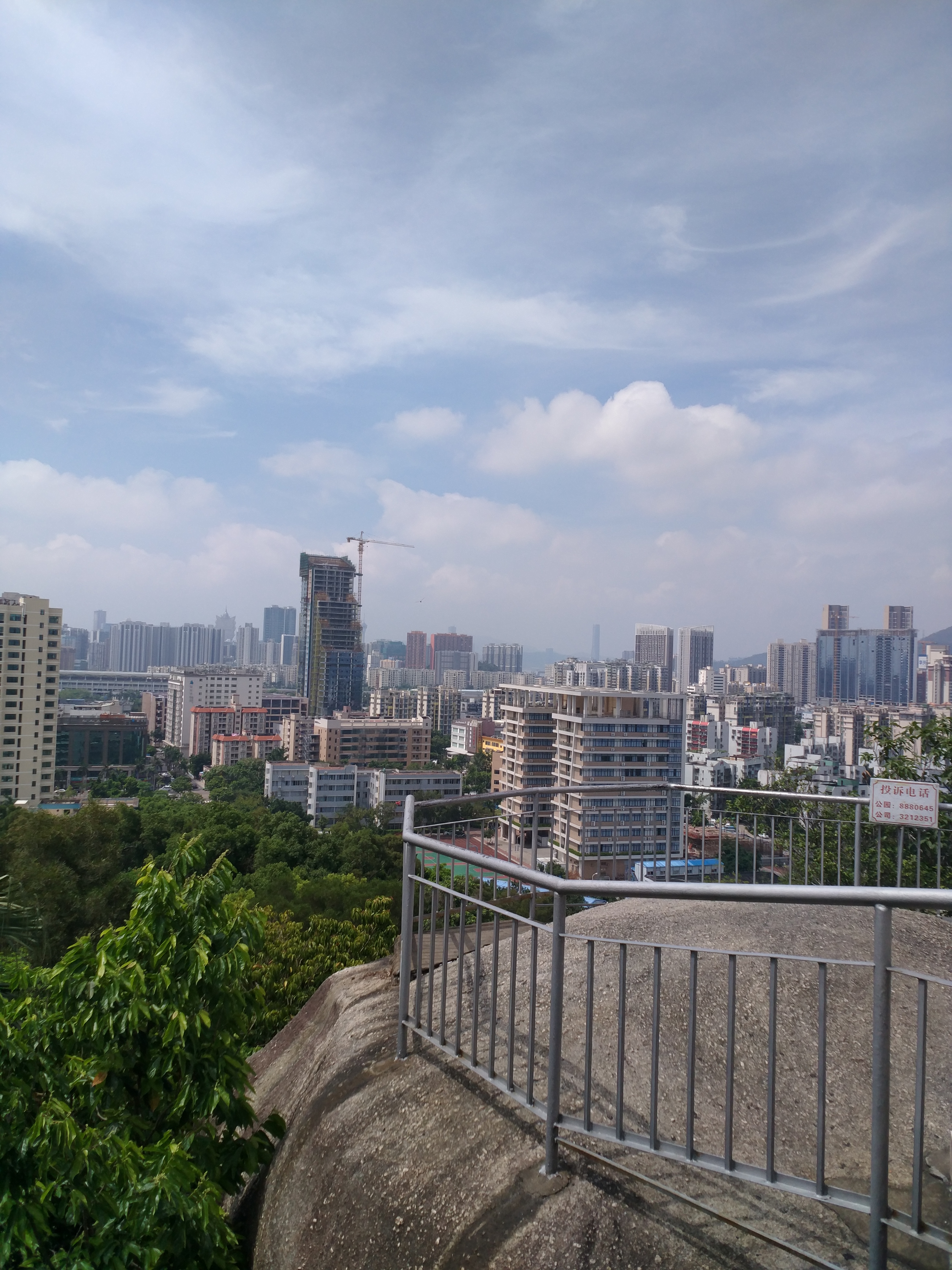  p data-id="go0g7x3l2w">炮台山公园位于珠海市香洲区,园内林木茂密