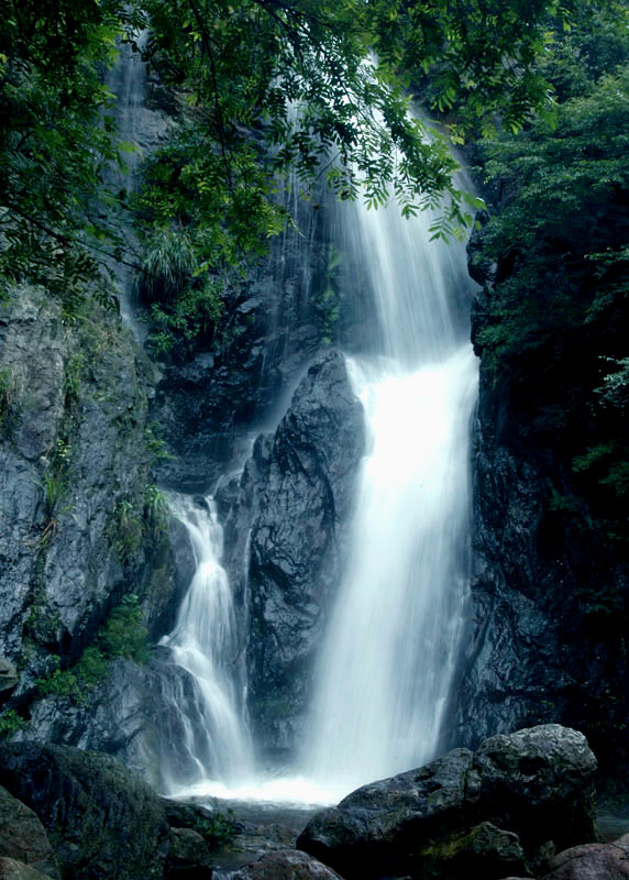  p>披雪瀑,古名"披雪洞"(一作"披云洞"),又名"响雪泉",位于桐城市城