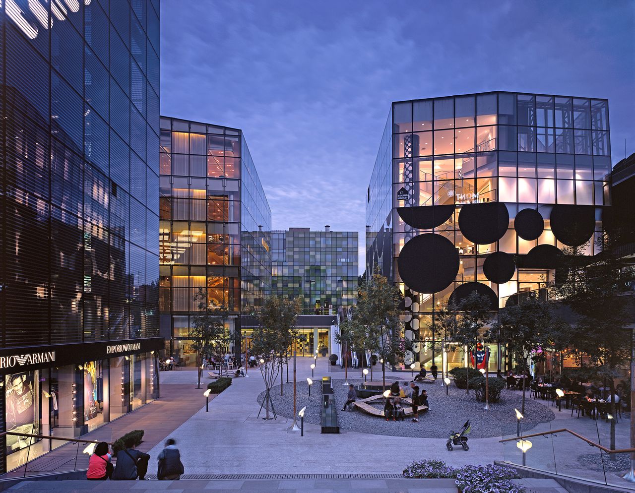 首个落成启用的综合商业项目,是开放式购物区,由19座低密度的当代 a