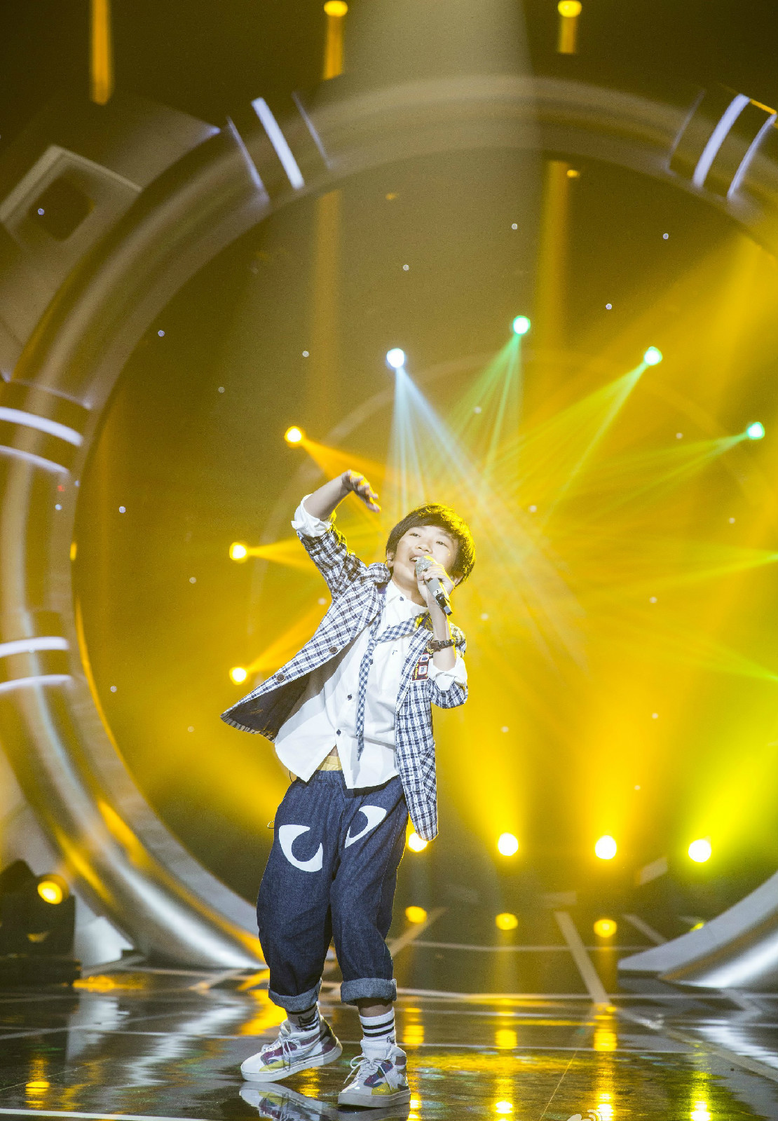 中国新声代第三季 /a>学员,"节奏小子"谢昊轩时尚潮流的苏格兰裙搭配