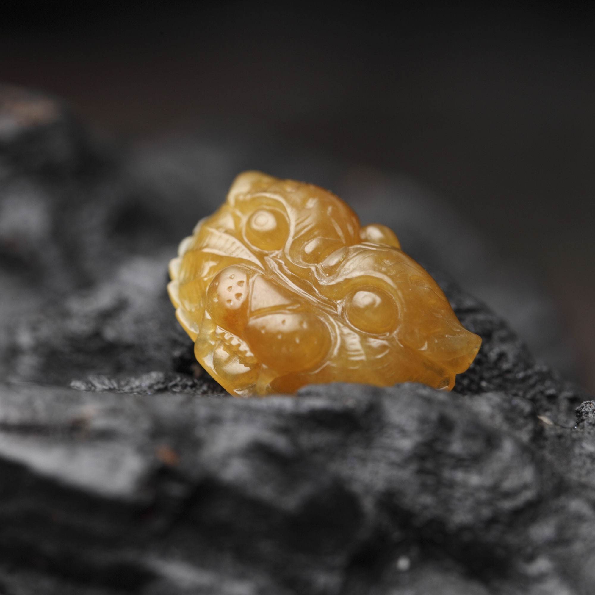 data-lemmaid="5573">翡翠 /a>的一种,颜色有黄到褐黄色