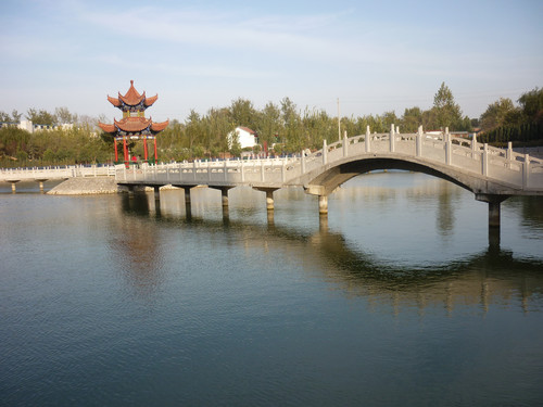  p>西滑封村隶属于河南省焦作市武陟县西陶镇,北依沁水,南临黄河,距