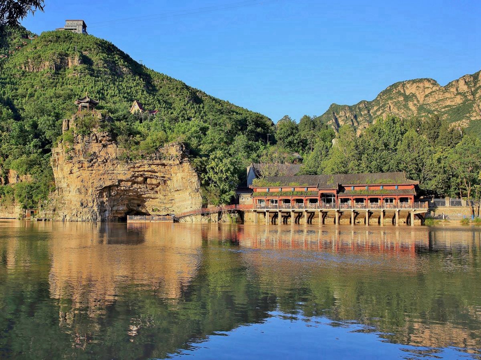  p>十渡风景区位于北京市房山区西南,有着中国北方唯一一处大规模