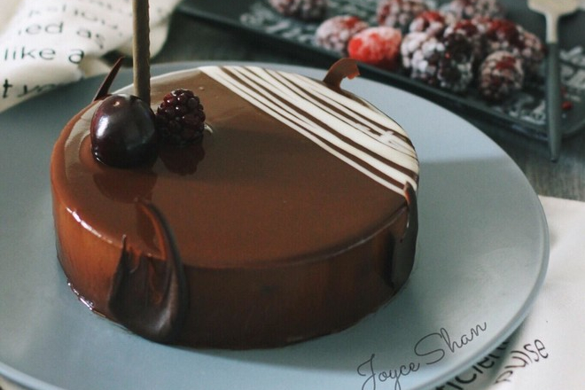  p>巧克力镜面蛋糕是一道糕点,原料为蛋,细砂糖,黄油,"好时"巧克力酱