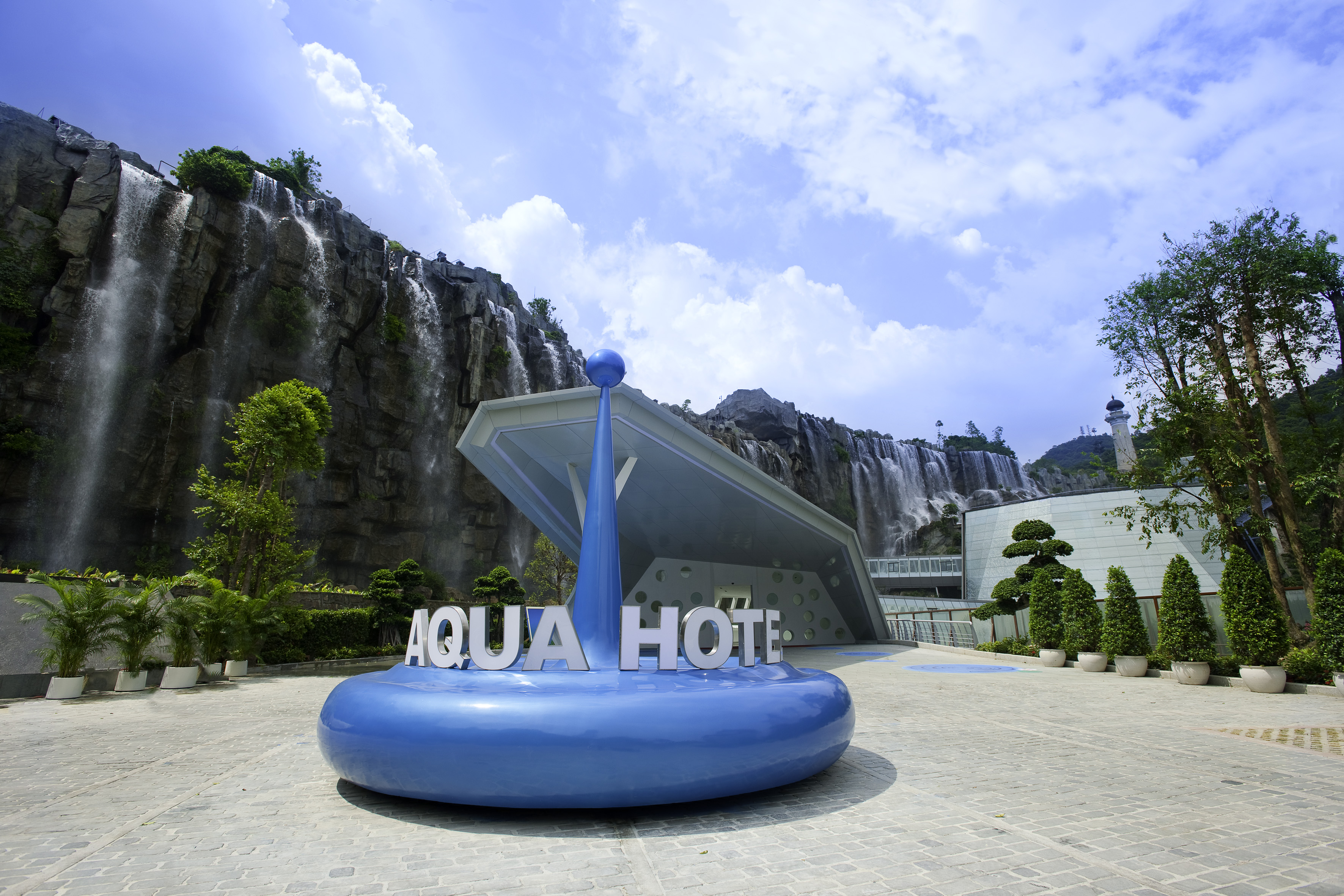 瀑布酒店是一家准五星级酒店,坐落于深圳市盐田区大梅沙东部华侨城大