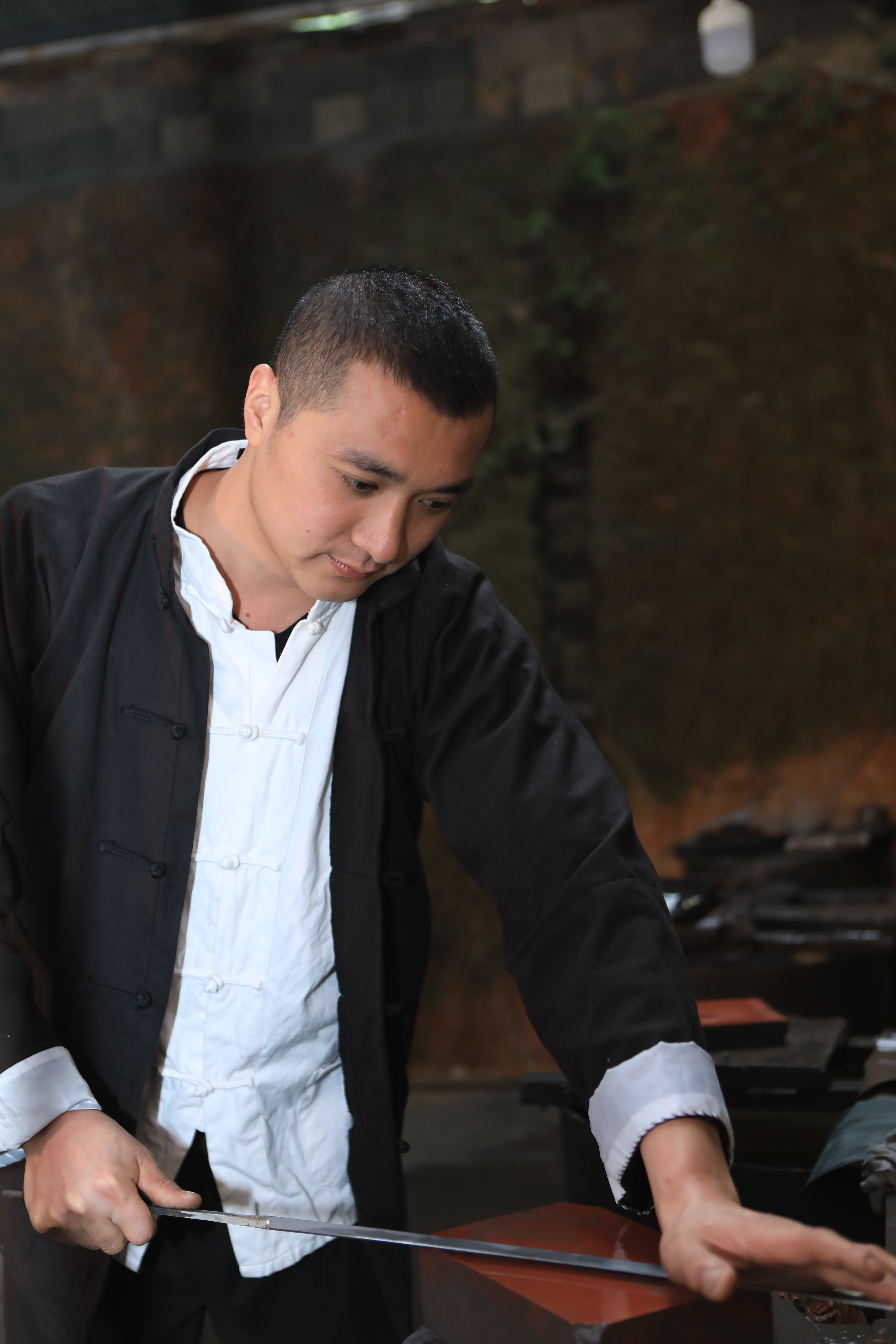  p>江龙,高级工艺美术师,丽水市工艺美术大师,龙泉