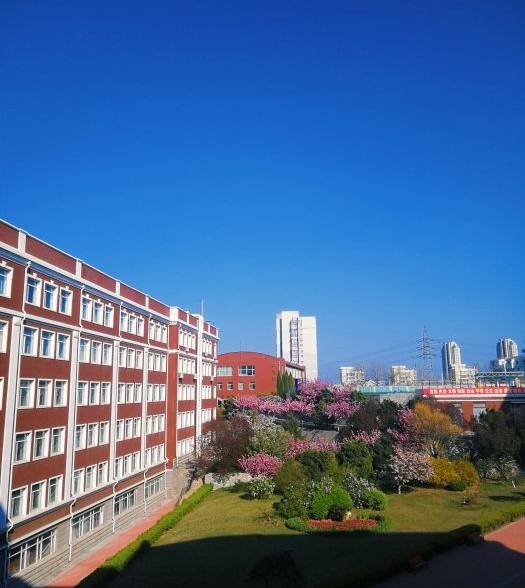 high school)建于1998年秋,是大连市教育局直属的公办的省级重点高中