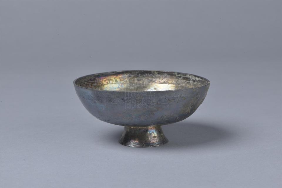  p>清錾刻花卉纹银碗是重庆中国三峡博物馆收藏的金银器. /p>