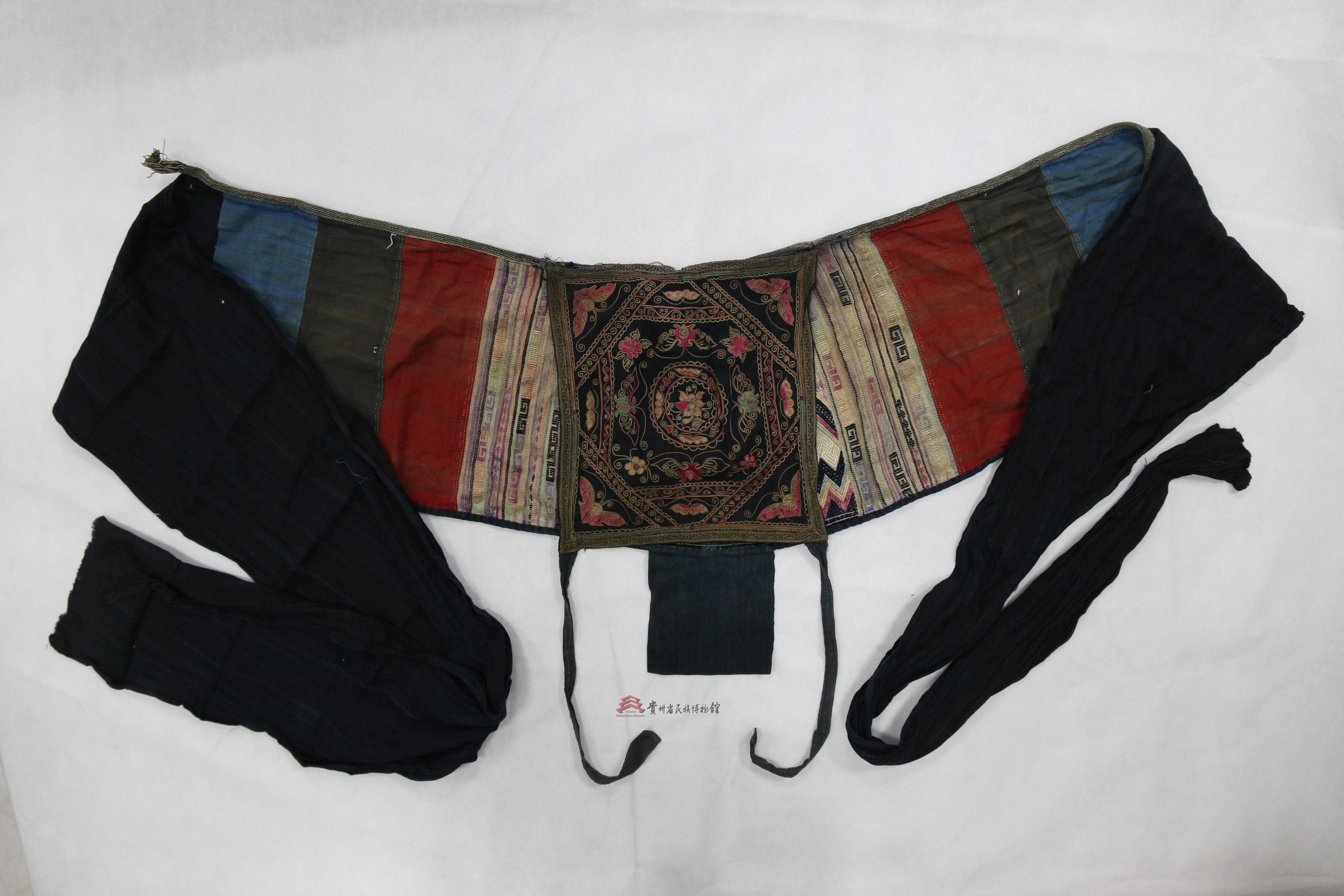 民国从江侗族平绣锁绣太阳纹蝴蝶纹背带