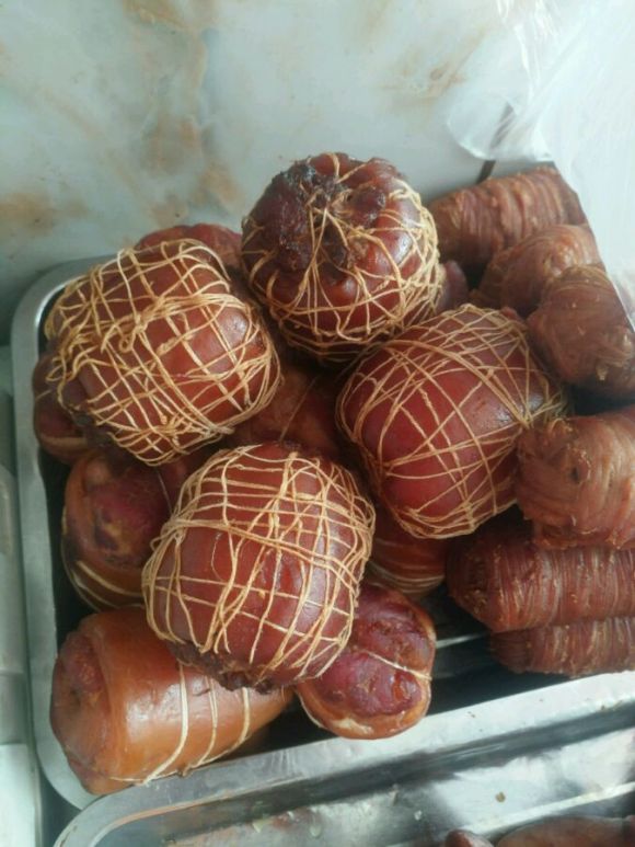 将猪蹄肉用多种香料腌数天.