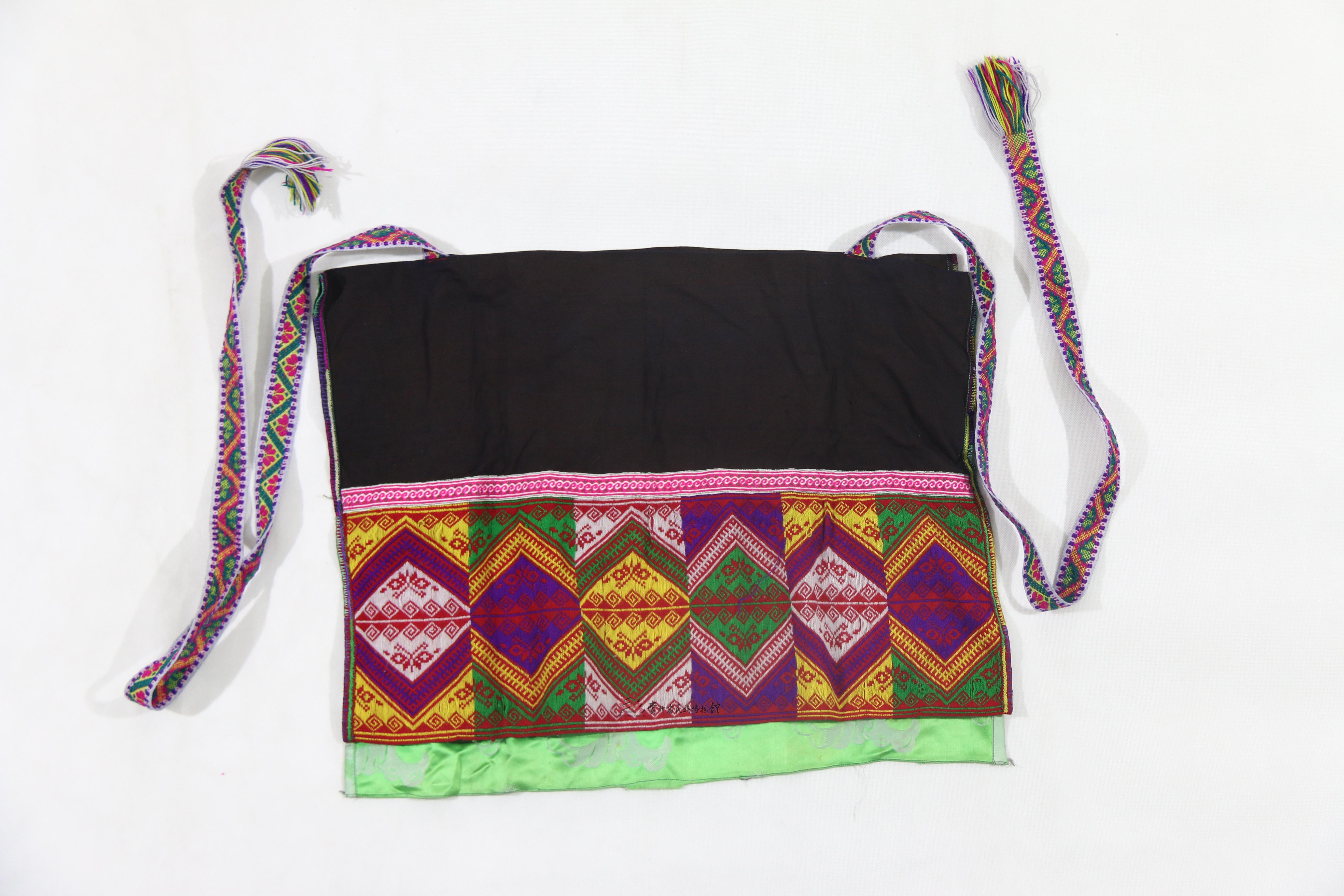 当代丹寨苗族织花几何纹围腰