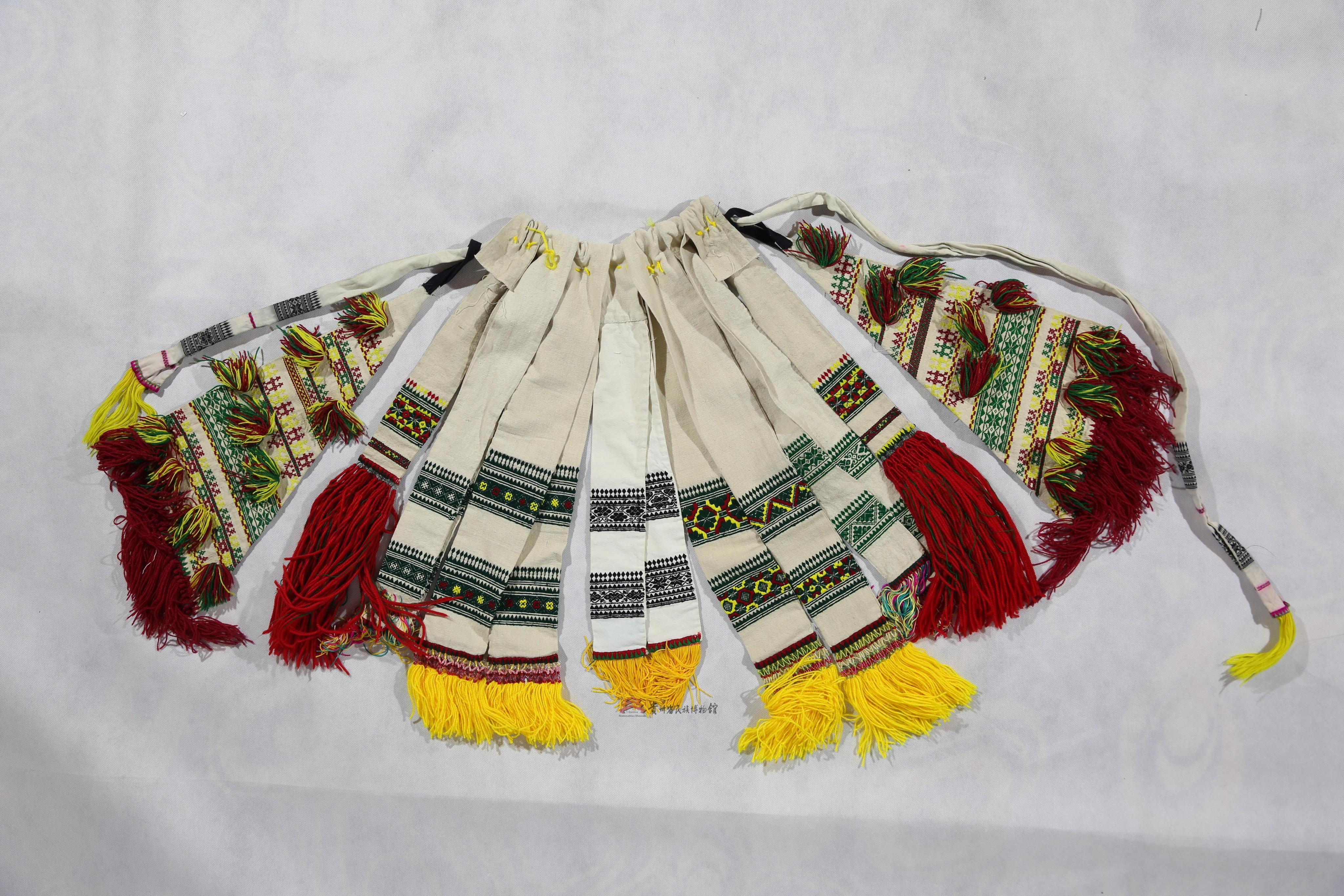 当代平塘鼠场苗族白布底挑花几何纹珠串流苏花带