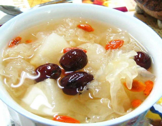 银耳百合雪梨糖水