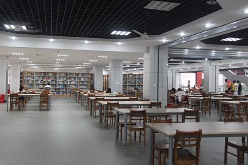 西华大学图书馆内部景观