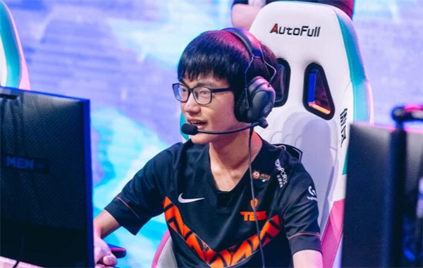 卓定(游戏id:knight),2000年5月22日出生于