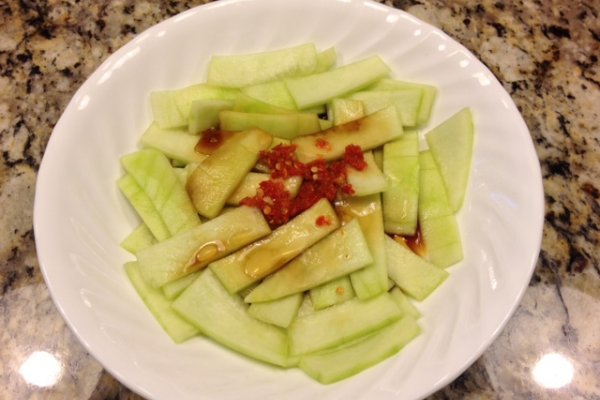  p data-id="go0ltxty8j">拌西瓜皮是一道凉拌菜,主要制作材料为西瓜