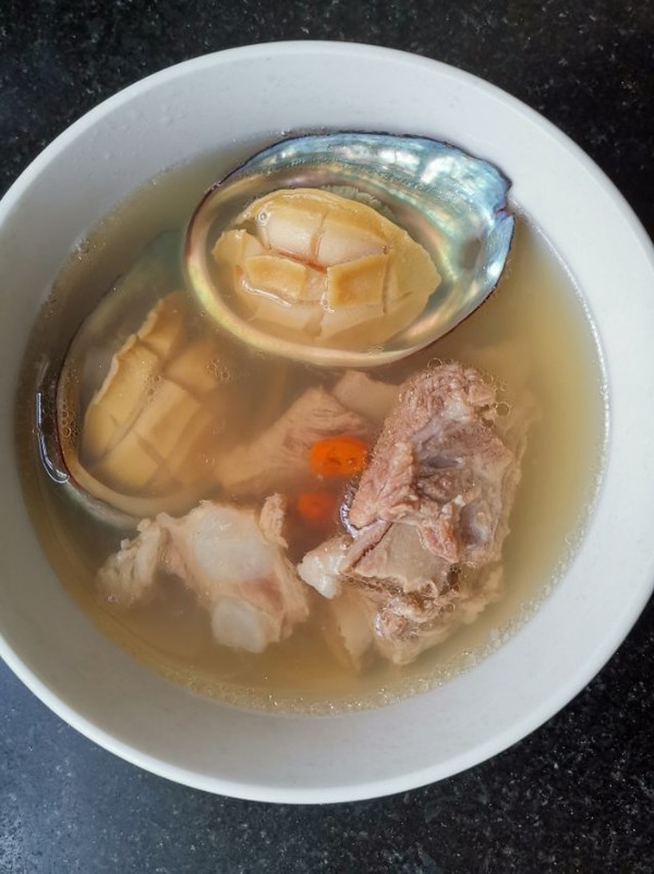  p data-id="gnwqh7sfxu">小鲍鱼排骨汤是一道美食,制作原料主要有小