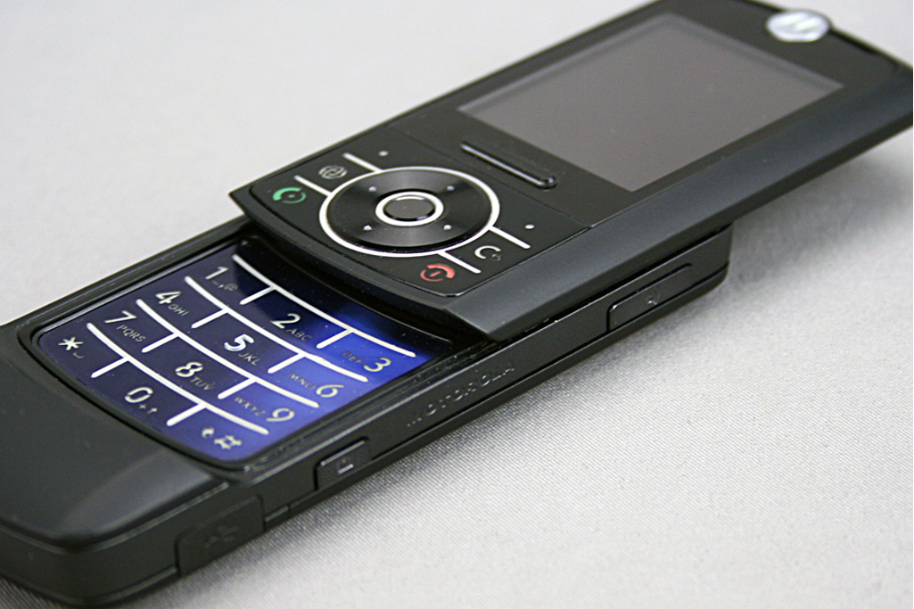  p>摩托罗拉rizr z8采用了上代产品z6的上滑盖设计,但是机身整体要比