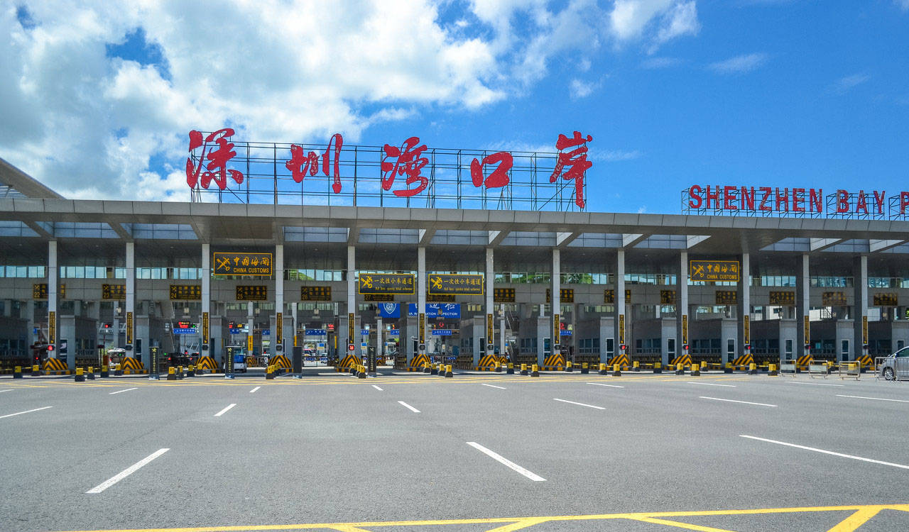 湾口岸是亚洲最大的客货综合性公路口岸,位于广车省深圳市蛇口东角头