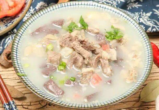  p>山亭羊肉汤,枣庄名吃,用羊骨熬汤,再加入新鲜羊肉和羊杂一起投入