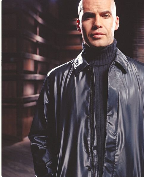 是杰弗瑞·利维执导的动作奇幻片,比利·赞恩和雷·安东尼出演