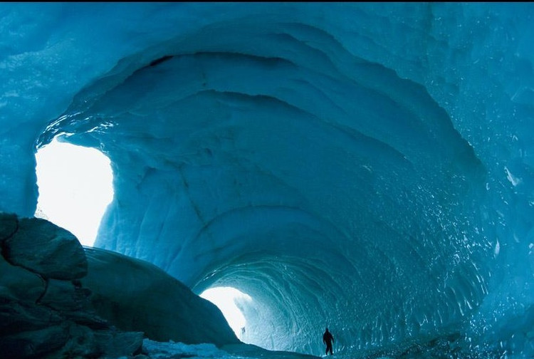 南极冰洞