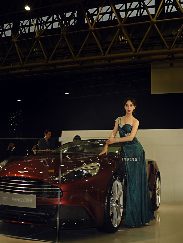  p>余陈秋子,出生于1994年,时尚 a target="_blank" href="/item/车模