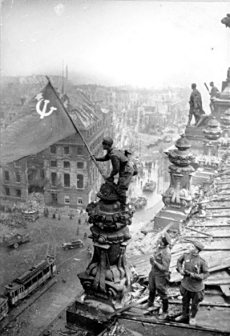 <p>红军士兵在柏林升起胜利的红旗