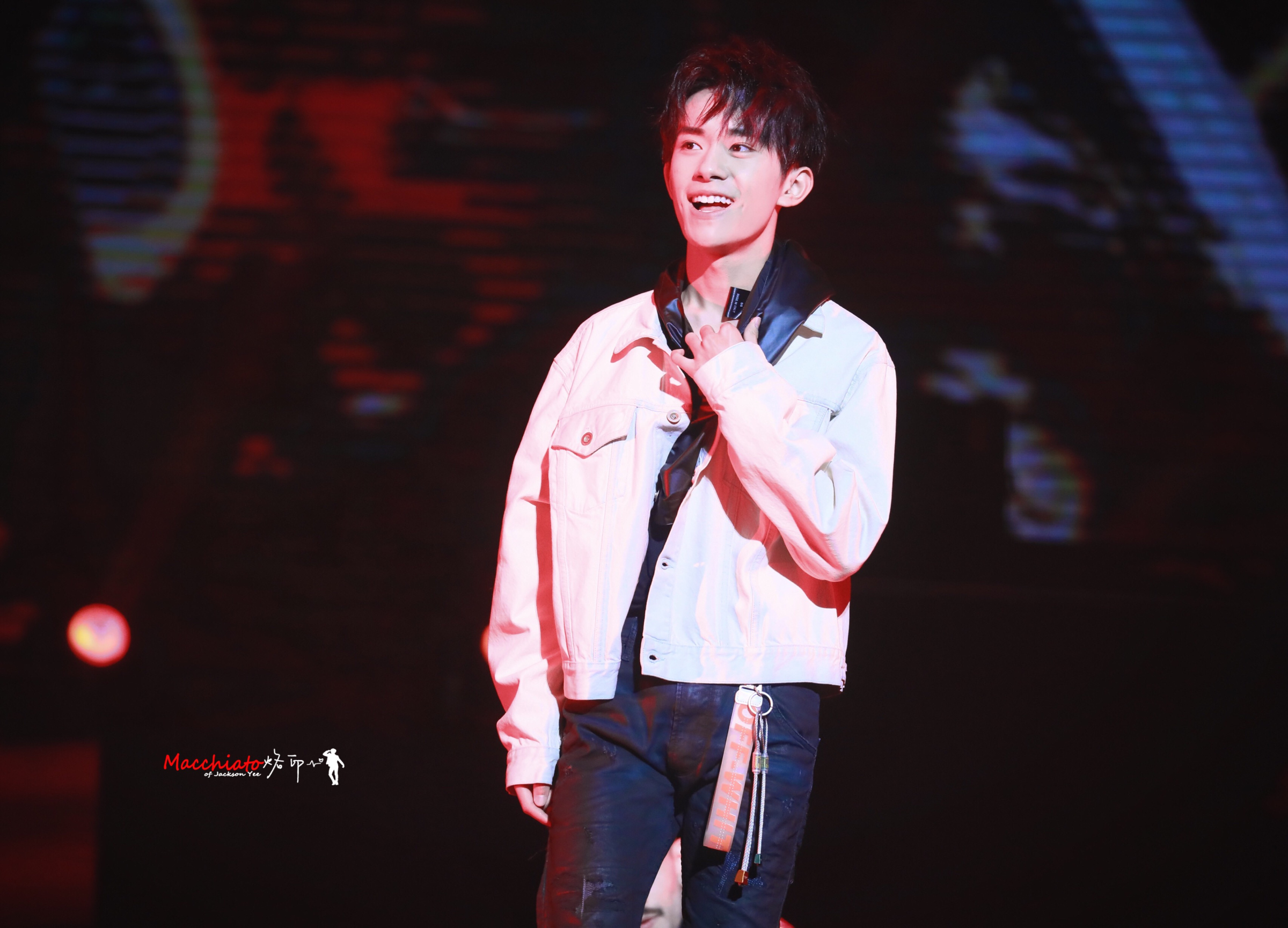  p>易烊千玺,2000年11月28日生于湖南怀化,中国内地男演员,歌手,舞者