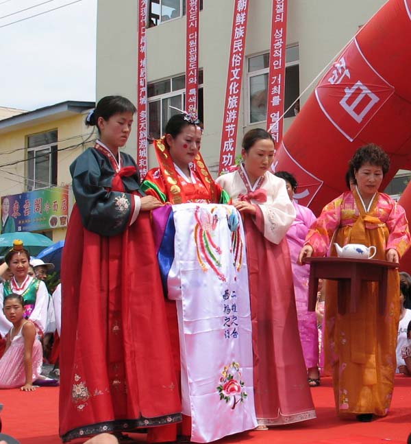  p>中国朝鲜族传统婚礼是中国朝鲜族先民在长期的历史发展中,与汉族及