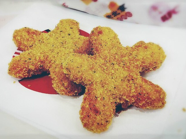 肯德基推出了一种油炸类快餐食品,官方名称为"星型海鲜烩"选用