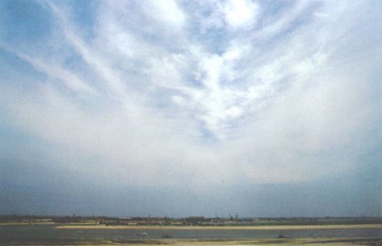  p>毛卷层云是一种的云层景象,是指丝缕状结构明显的卷层云.