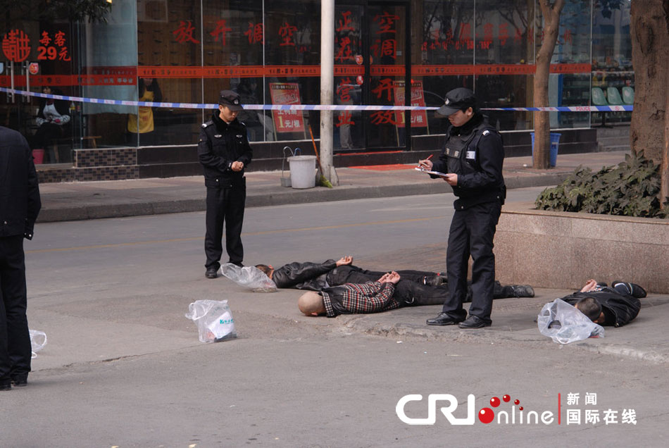  p data-id="gn7qf9rx52">"龙舟路59号发生银行抢劫案,三名劫犯被当场