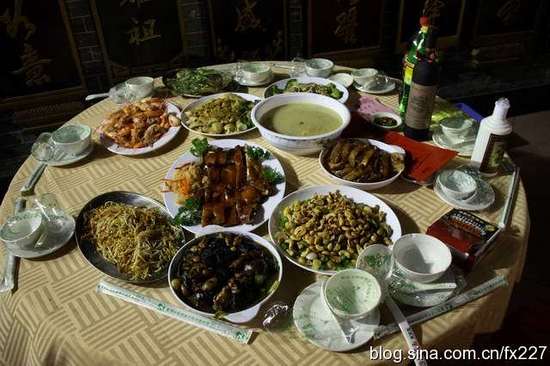  p data-id="gnwpuoqc63">"九大簋"是广东的春节客家传统宴席之一